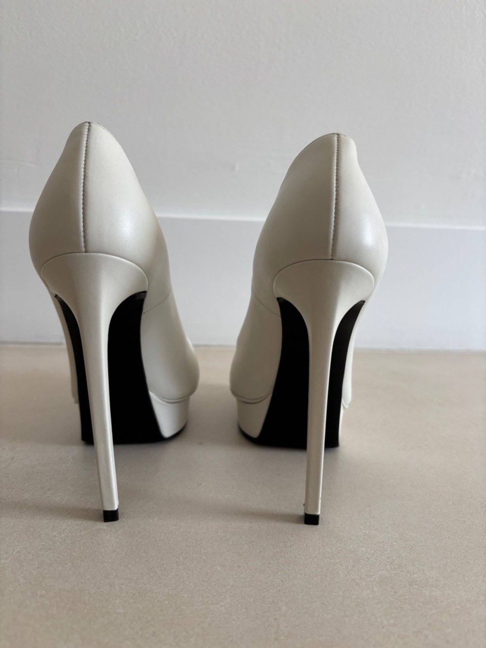 Saint Laurent White Pointed Toe Leather Pumps with Black Insole - Picture 3 of 6